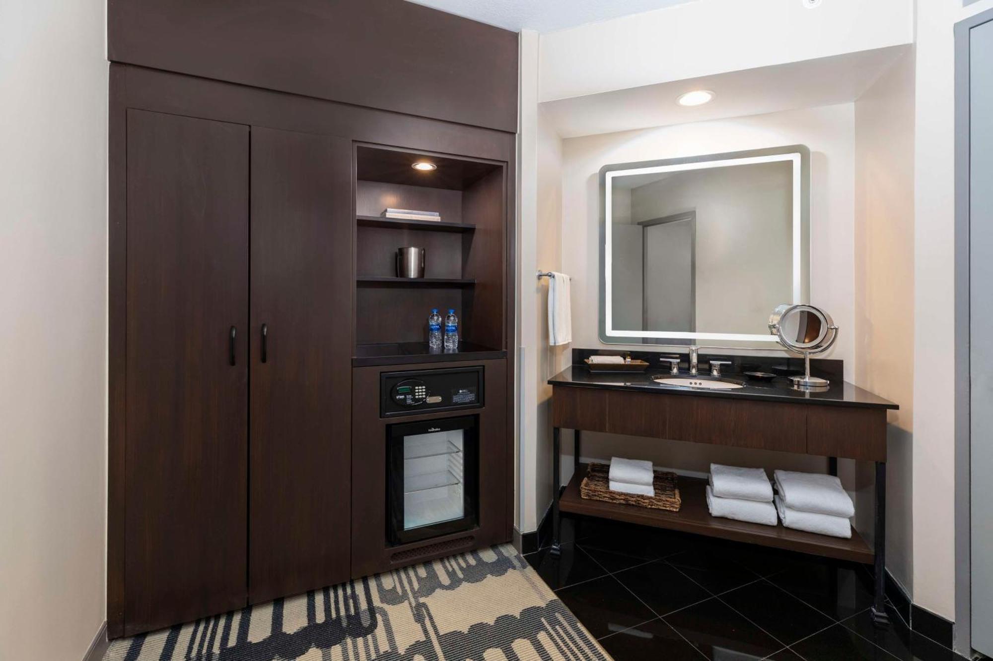 Hyatt Regency Downtown Hotel 4*